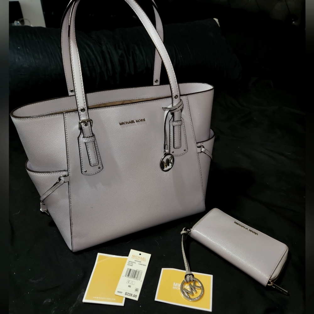 Michael Kors Voyager Tote Lavendar Mist & Wallet